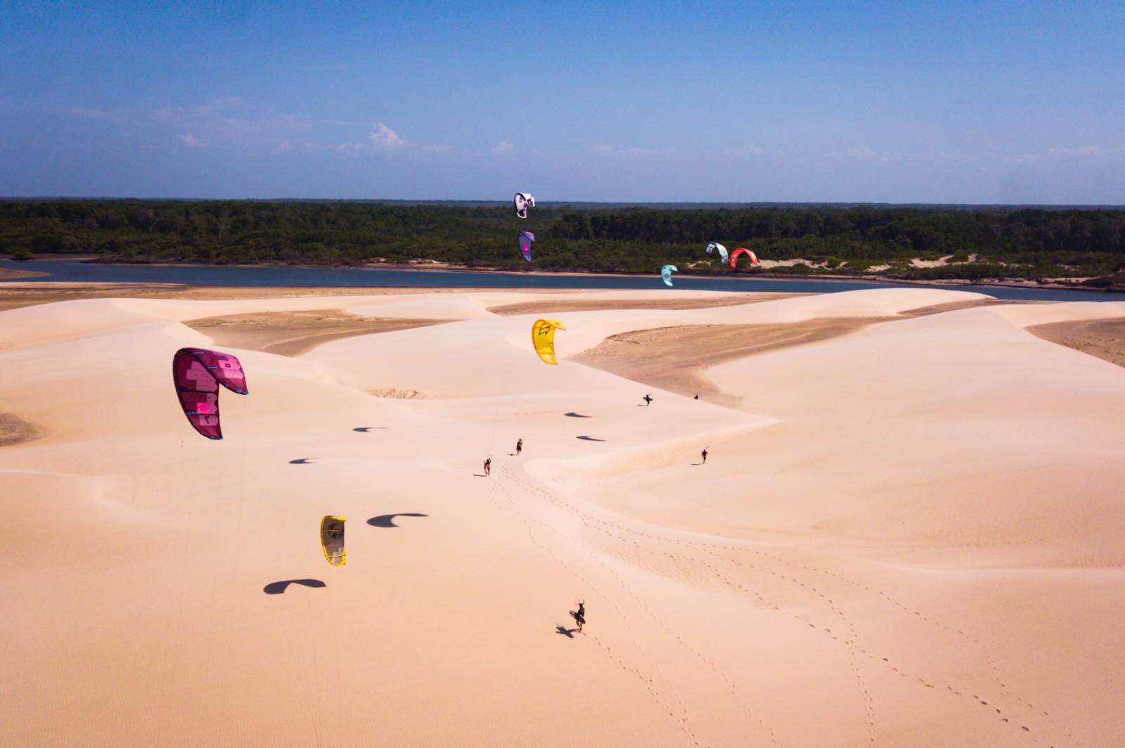 Kitesurfistas velejando no litoral do Nordeste